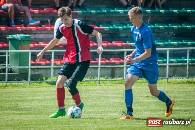 Zdjęcie w galerii na portalu naszraciborz.pl: A klasa: Ważne spotkanie o utrzymanie, zakończone podziałem punktów wiadomości z regionu