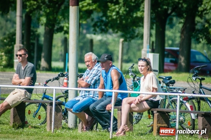 Zdjęcie w galerii na portalu naszraciborz.pl: A klasa: Ważne spotkanie o utrzymanie, zakończone podziałem punktów wiadomości z regionu