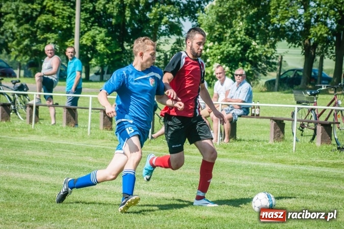 Zdjęcie w galerii na portalu naszraciborz.pl: A klasa: Ważne spotkanie o utrzymanie, zakończone podziałem punktów wiadomości z regionu