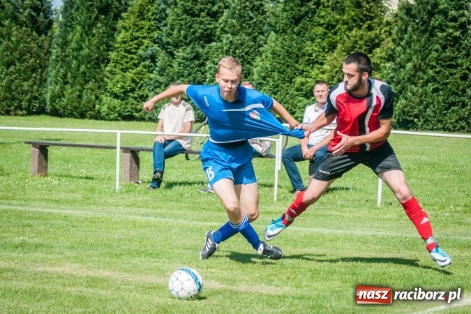 Zdjęcie w galerii na portalu naszraciborz.pl: A klasa: Ważne spotkanie o utrzymanie, zakończone podziałem punktów wiadomości z regionu