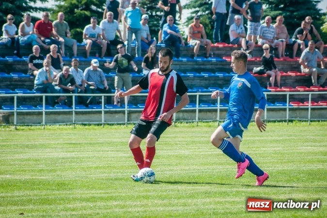 Zdjęcie w galerii na portalu naszraciborz.pl: A klasa: Ważne spotkanie o utrzymanie, zakończone podziałem punktów wiadomości z regionu