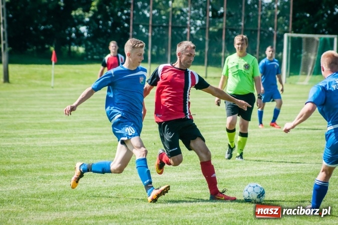 Zdjęcie w galerii na portalu naszraciborz.pl: A klasa: Ważne spotkanie o utrzymanie, zakończone podziałem punktów wiadomości z regionu