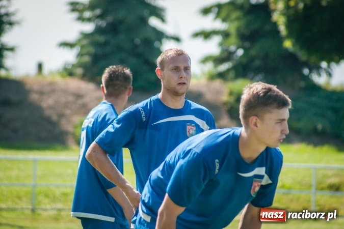 Zdjęcie w galerii na portalu naszraciborz.pl: A klasa: Ważne spotkanie o utrzymanie, zakończone podziałem punktów wiadomości z regionu