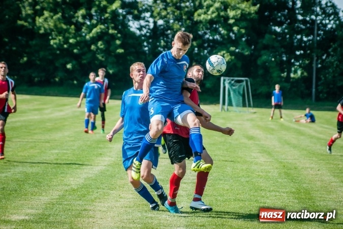 Zdjęcie w galerii na portalu naszraciborz.pl: A klasa: Ważne spotkanie o utrzymanie, zakończone podziałem punktów wiadomości z regionu