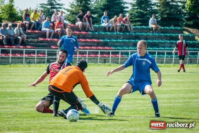 Zdjęcie w galerii na portalu naszraciborz.pl: A klasa: Ważne spotkanie o utrzymanie, zakończone podziałem punktów wiadomości z regionu