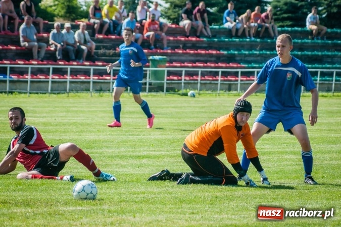 Zdjęcie w galerii na portalu naszraciborz.pl: A klasa: Ważne spotkanie o utrzymanie, zakończone podziałem punktów wiadomości z regionu