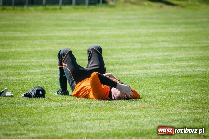 Zdjęcie w galerii na portalu naszraciborz.pl: A klasa: Ważne spotkanie o utrzymanie, zakończone podziałem punktów wiadomości z regionu