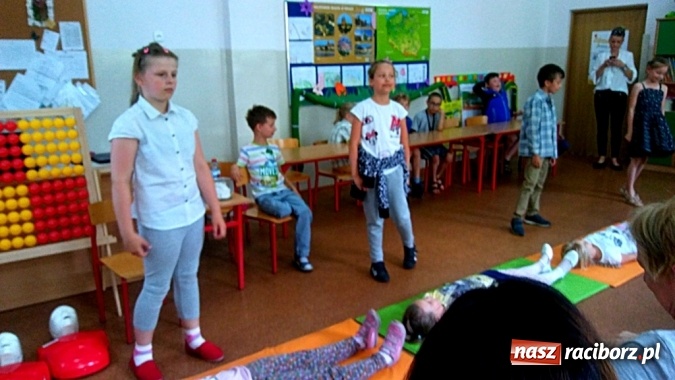 Zdjęcie w galerii na portalu naszraciborz.pl: Pierwsza pomoc dla rodziców w SP 4  wiadomości z regionu