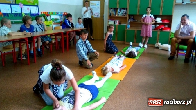 Zdjęcie w galerii na portalu naszraciborz.pl: Pierwsza pomoc dla rodziców w SP 4  wiadomości z regionu