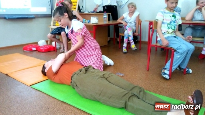 Zdjęcie w galerii na portalu naszraciborz.pl: Pierwsza pomoc dla rodziców w SP 4  wiadomości z regionu