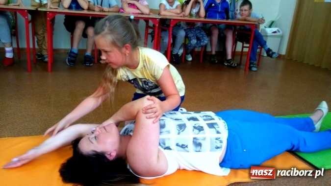 Zdjęcie w galerii na portalu naszraciborz.pl: Pierwsza pomoc dla rodziców w SP 4  wiadomości z regionu