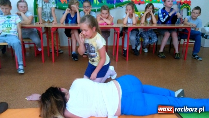 Zdjęcie w galerii na portalu naszraciborz.pl: Pierwsza pomoc dla rodziców w SP 4  wiadomości z regionu