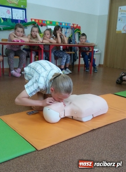 Zdjęcie w galerii na portalu naszraciborz.pl: Pierwsza pomoc dla rodziców w SP 4  wiadomości z regionu