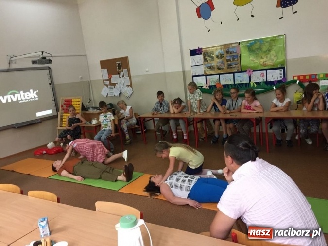 Zdjęcie w galerii na portalu naszraciborz.pl: Pierwsza pomoc dla rodziców w SP 4  wiadomości z regionu