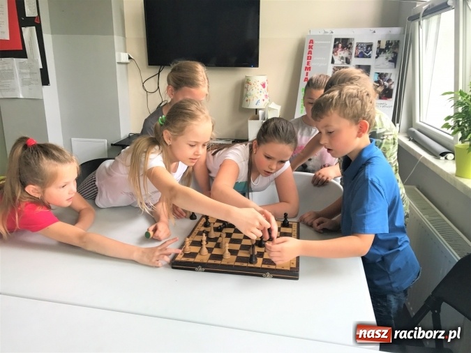 Zdjęcie w galerii na portalu naszraciborz.pl: W Szkole Podstawowej nr 1 odbył się Tajemniczy Tydzień Języków wiadomości z regionu