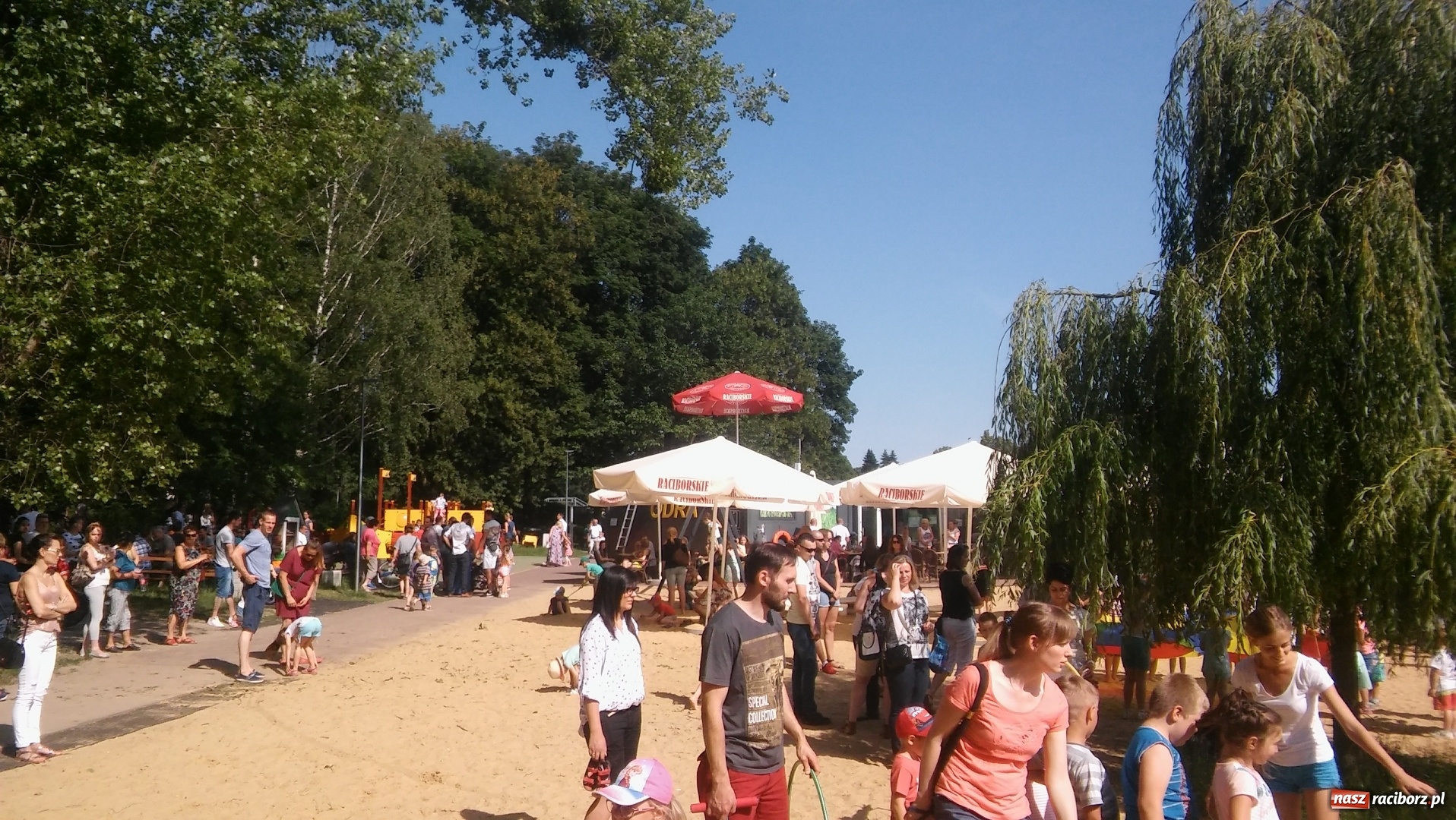 Zdjęcie w galerii na portalu naszraciborz.pl: Wczoraj dzieci bawiły się na plaży miejskiej razem z Cafeterią Braxtonu wiadomości z regionu