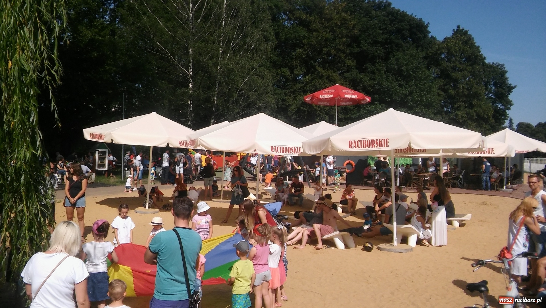 Zdjęcie w galerii na portalu naszraciborz.pl: Wczoraj dzieci bawiły się na plaży miejskiej razem z Cafeterią Braxtonu wiadomości z regionu