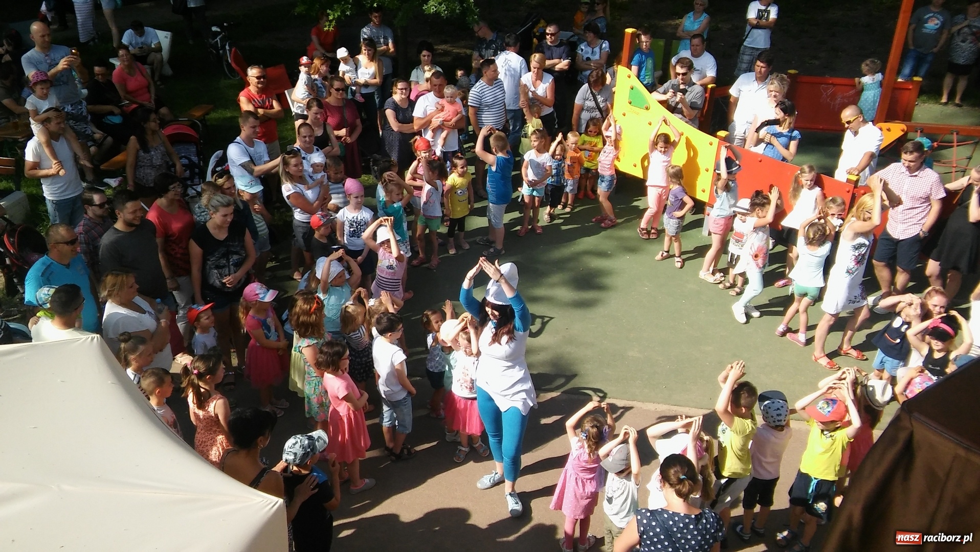 Zdjęcie w galerii na portalu naszraciborz.pl: Wczoraj dzieci bawiły się na plaży miejskiej razem z Cafeterią Braxtonu wiadomości z regionu