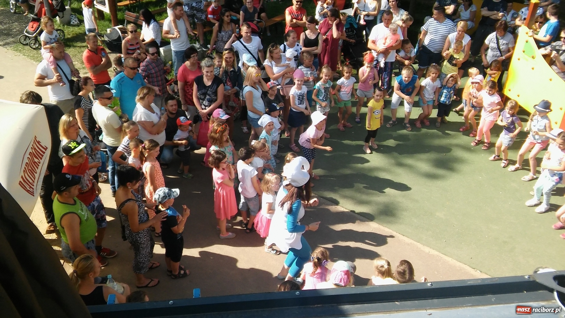 Zdjęcie w galerii na portalu naszraciborz.pl: Wczoraj dzieci bawiły się na plaży miejskiej razem z Cafeterią Braxtonu wiadomości z regionu