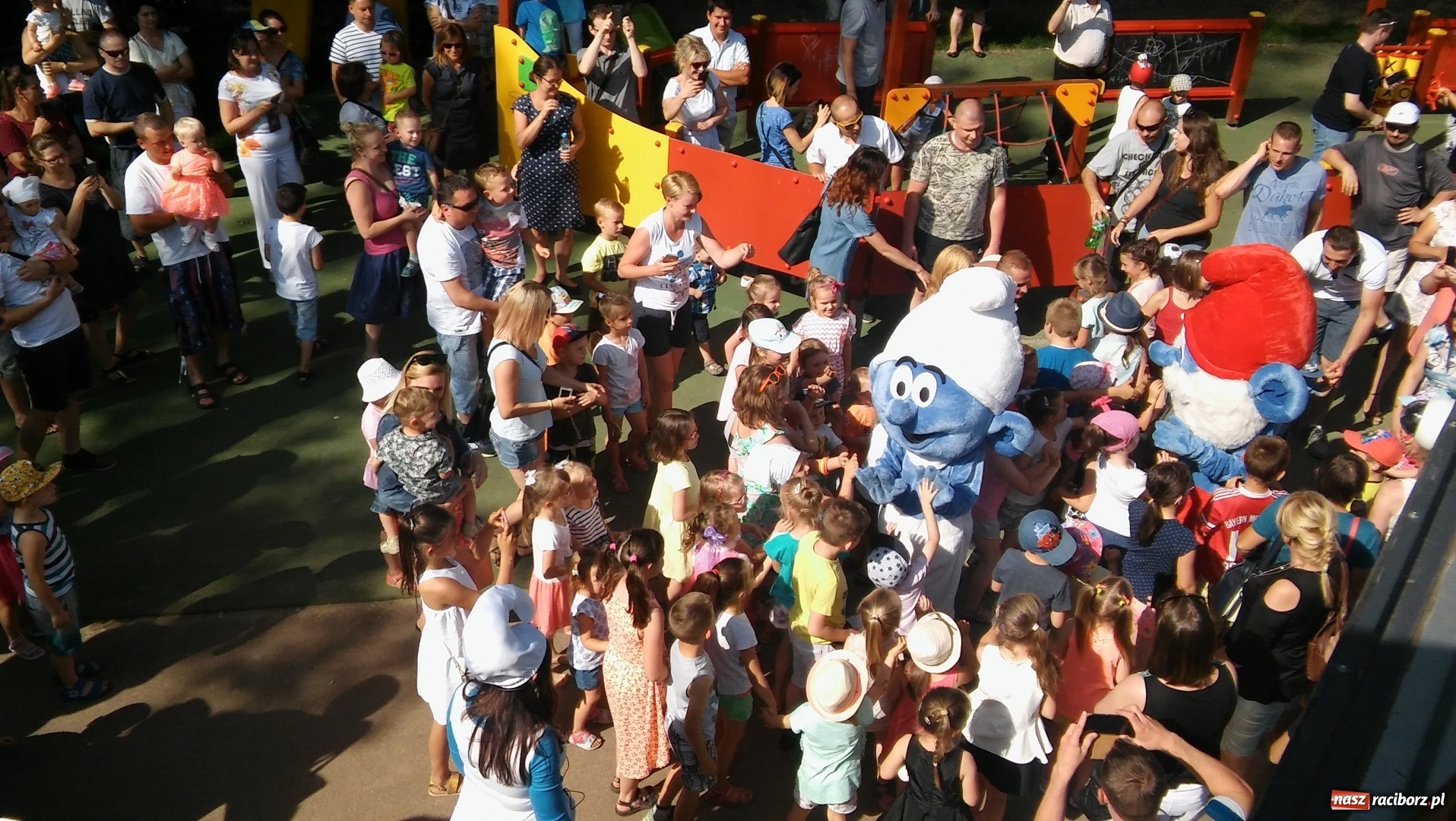 Zdjęcie w galerii na portalu naszraciborz.pl: Wczoraj dzieci bawiły się na plaży miejskiej razem z Cafeterią Braxtonu wiadomości z regionu