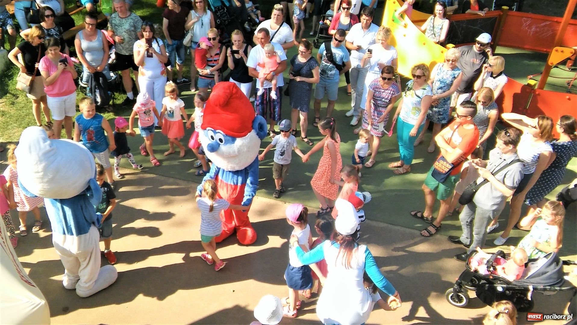Zdjęcie w galerii na portalu naszraciborz.pl: Wczoraj dzieci bawiły się na plaży miejskiej razem z Cafeterią Braxtonu wiadomości z regionu