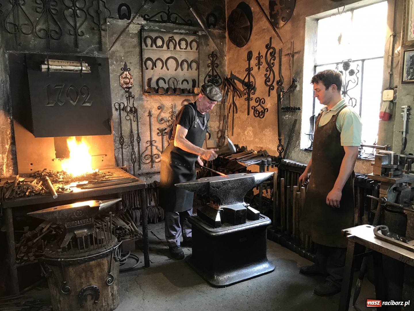 Zdjęcie w galerii na portalu naszraciborz.pl: Krzyżanowice potrzebują wsparcia przy budowie hali sportowej i ratowaniu bramy przy pałacu  wiadomości z regionu