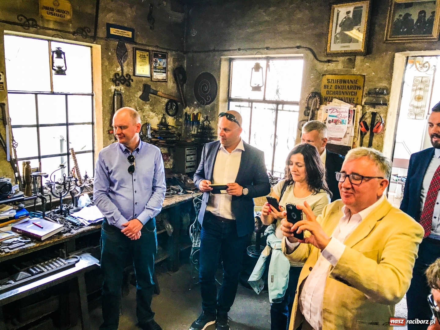 Zdjęcie w galerii na portalu naszraciborz.pl: Krzyżanowice potrzebują wsparcia przy budowie hali sportowej i ratowaniu bramy przy pałacu  wiadomości z regionu