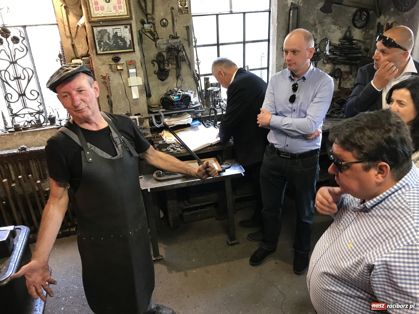 Zdjęcie w galerii na portalu naszraciborz.pl: Krzyżanowice potrzebują wsparcia przy budowie hali sportowej i ratowaniu bramy przy pałacu  wiadomości z regionu