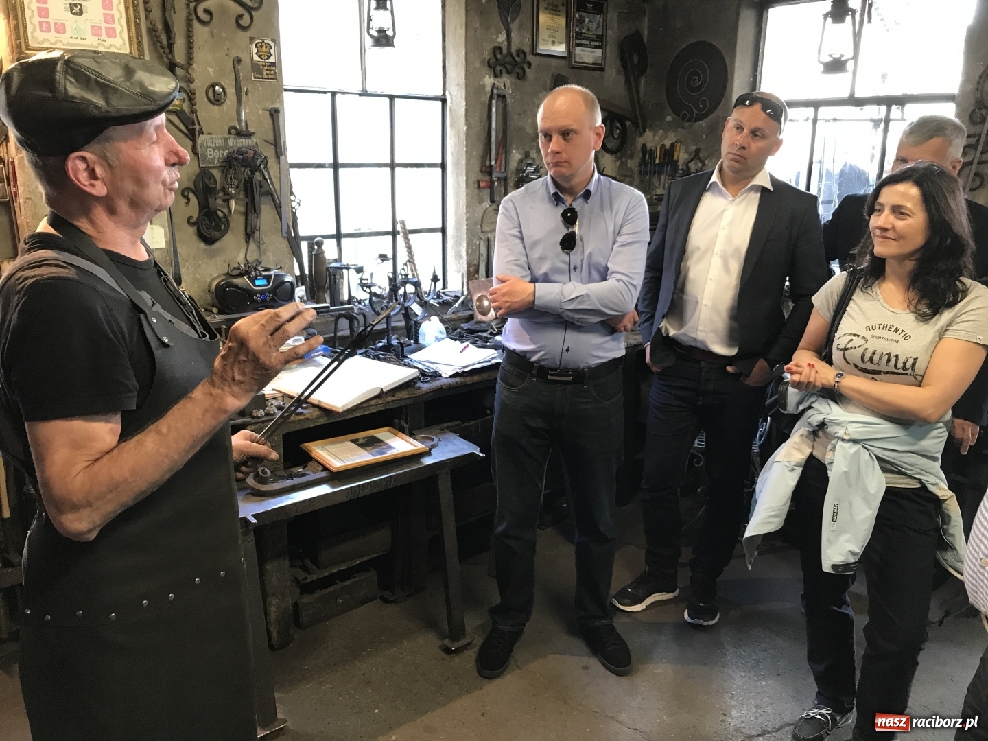 Zdjęcie w galerii na portalu naszraciborz.pl: Krzyżanowice potrzebują wsparcia przy budowie hali sportowej i ratowaniu bramy przy pałacu  wiadomości z regionu