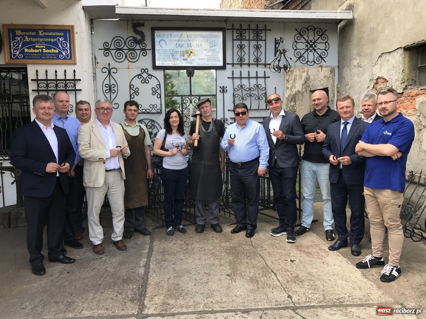 Zdjęcie w galerii na portalu naszraciborz.pl: Krzyżanowice potrzebują wsparcia przy budowie hali sportowej i ratowaniu bramy przy pałacu  wiadomości z regionu