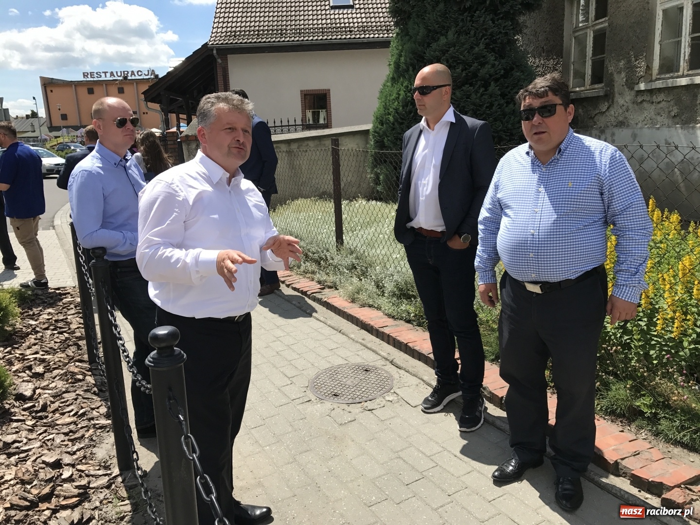 Zdjęcie w galerii na portalu naszraciborz.pl: Krzyżanowice potrzebują wsparcia przy budowie hali sportowej i ratowaniu bramy przy pałacu  wiadomości z regionu