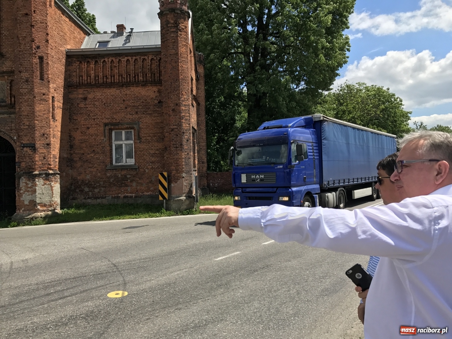 Zdjęcie w galerii na portalu naszraciborz.pl: Krzyżanowice potrzebują wsparcia przy budowie hali sportowej i ratowaniu bramy przy pałacu  wiadomości z regionu