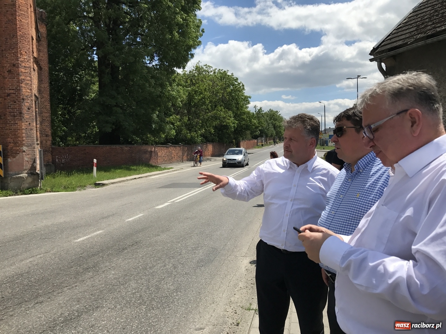 Zdjęcie w galerii na portalu naszraciborz.pl: Krzyżanowice potrzebują wsparcia przy budowie hali sportowej i ratowaniu bramy przy pałacu  wiadomości z regionu