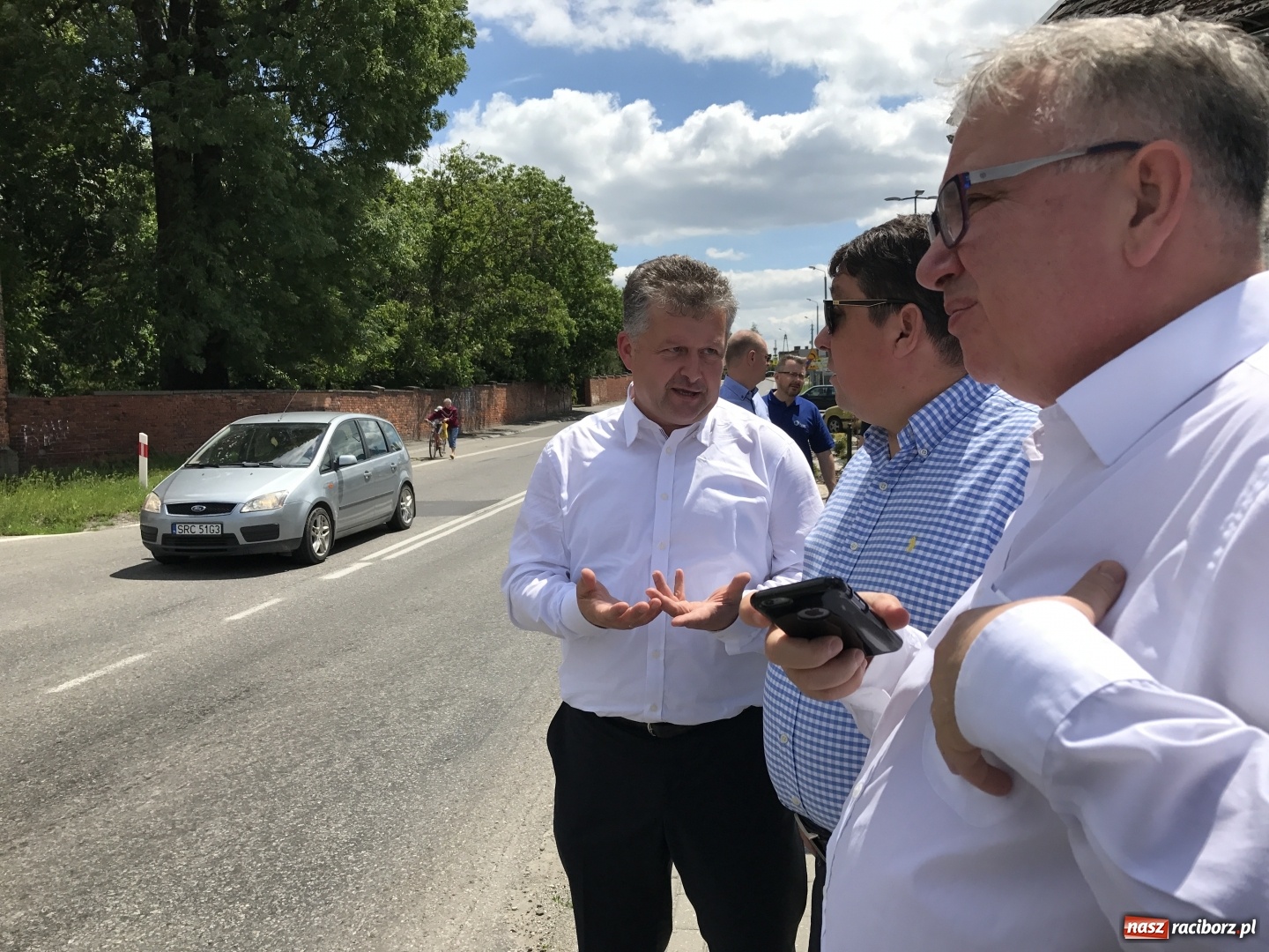 Zdjęcie w galerii na portalu naszraciborz.pl: Krzyżanowice potrzebują wsparcia przy budowie hali sportowej i ratowaniu bramy przy pałacu  wiadomości z regionu