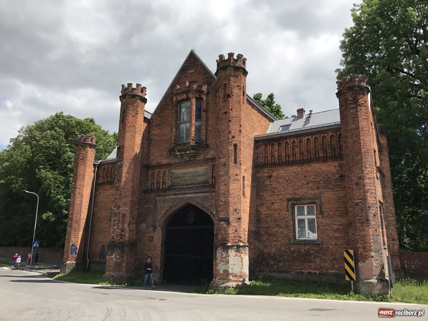 Zdjęcie w galerii na portalu naszraciborz.pl: Krzyżanowice potrzebują wsparcia przy budowie hali sportowej i ratowaniu bramy przy pałacu  wiadomości z regionu