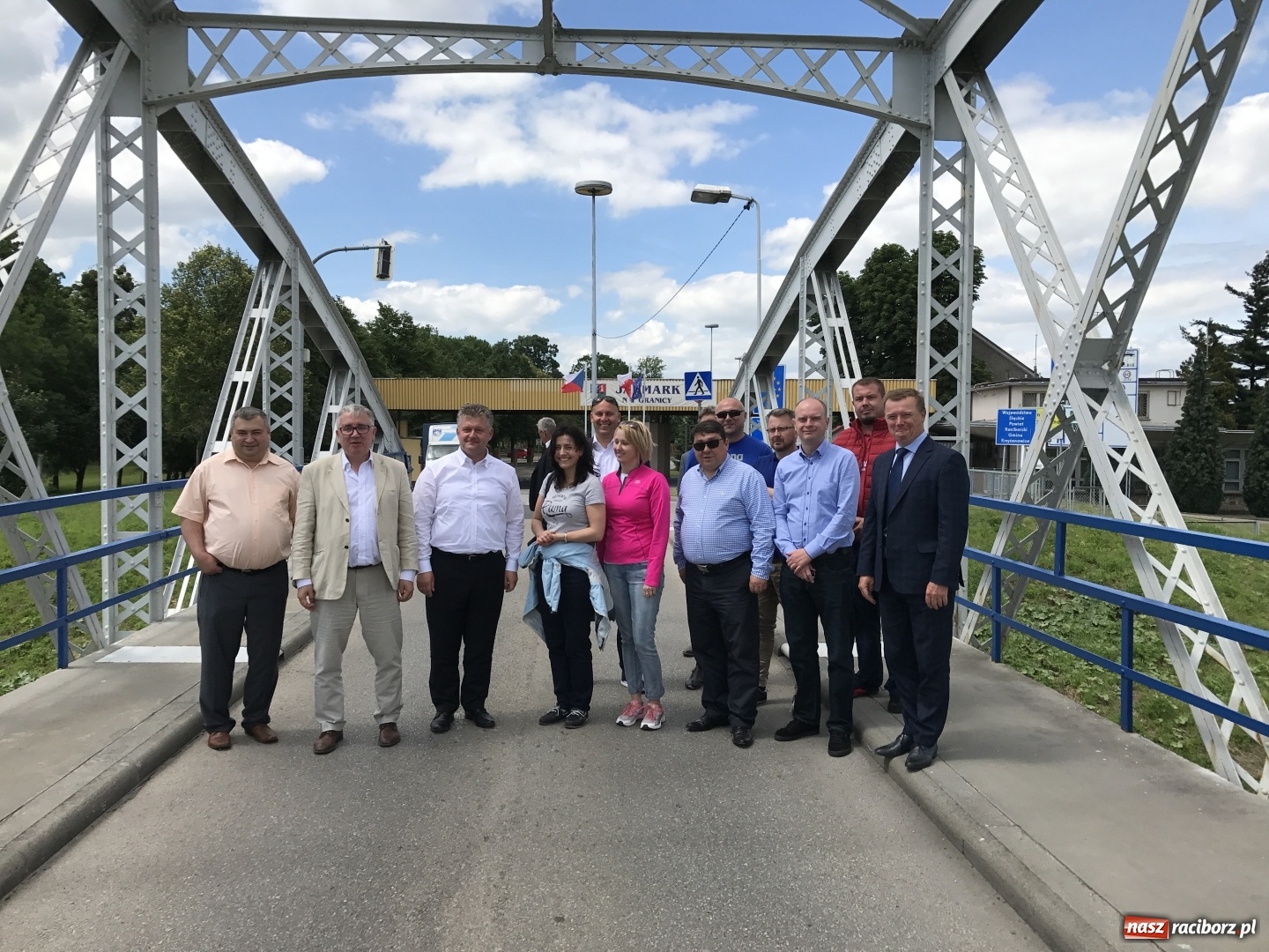 Zdjęcie w galerii na portalu naszraciborz.pl: Krzyżanowice potrzebują wsparcia przy budowie hali sportowej i ratowaniu bramy przy pałacu  wiadomości z regionu