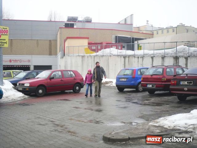 Zdjęcie w galerii na portalu naszraciborz.pl: Zaparkować przy Kauflandzie to cud wiadomości z regionu