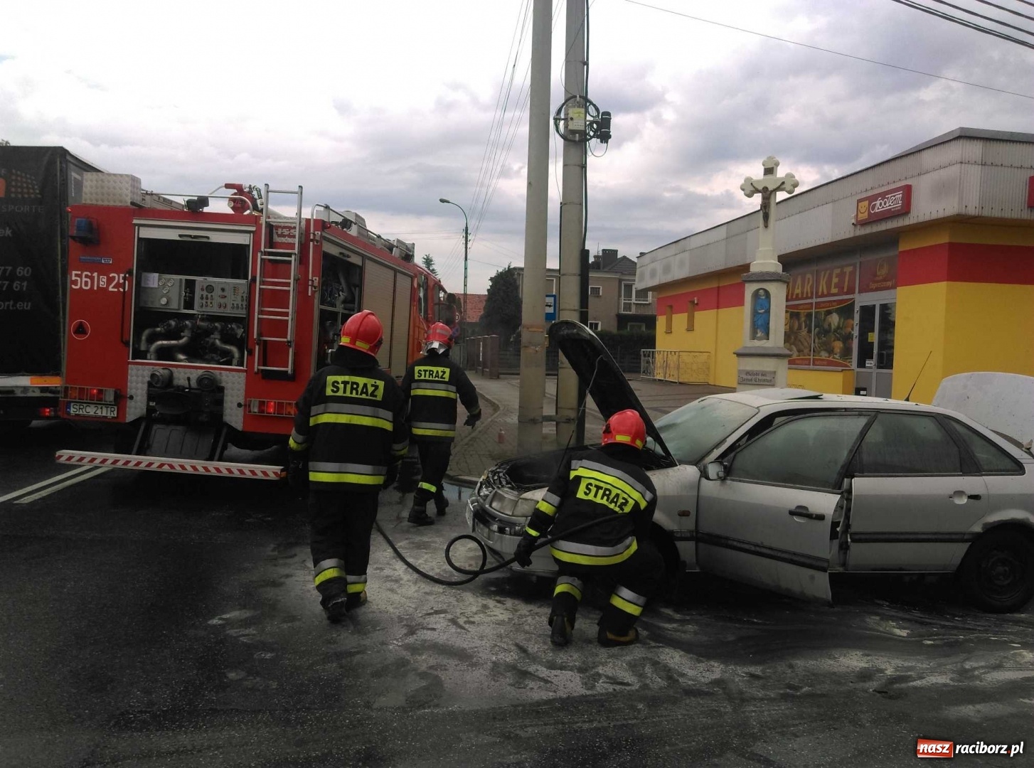 Zdjęcie w galerii na portalu naszraciborz.pl: Pożar passata na skrzyżowaniu Kozielskiej-Gdyńskiej. Całe zdarzenie nagrała kamera  wiadomości z regionu