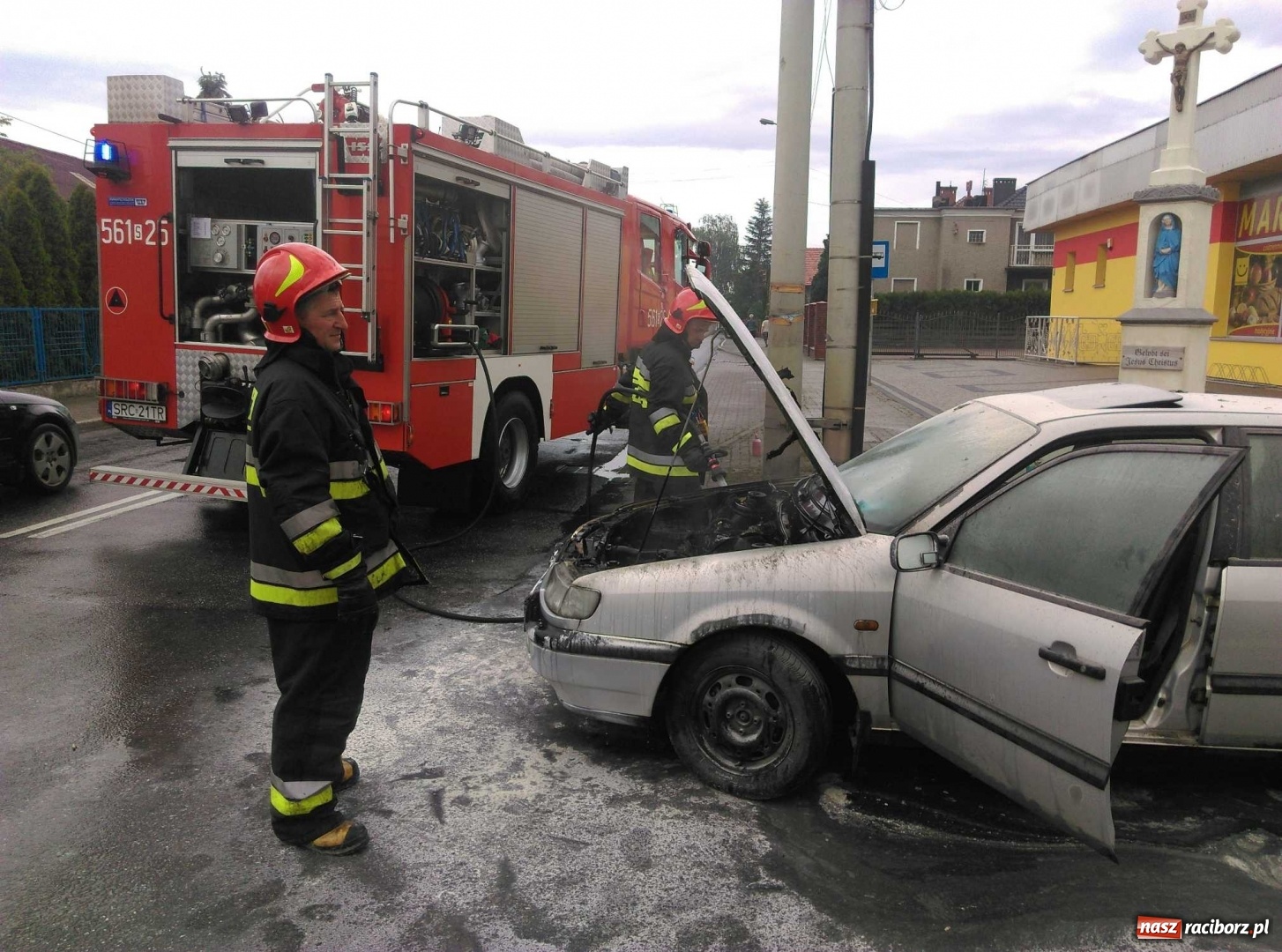 Zdjęcie w galerii na portalu naszraciborz.pl: Pożar passata na skrzyżowaniu Kozielskiej-Gdyńskiej. Całe zdarzenie nagrała kamera  wiadomości z regionu