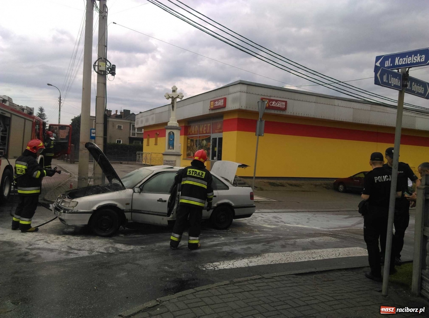 Zdjęcie w galerii na portalu naszraciborz.pl: Pożar passata na skrzyżowaniu Kozielskiej-Gdyńskiej. Całe zdarzenie nagrała kamera  wiadomości z regionu