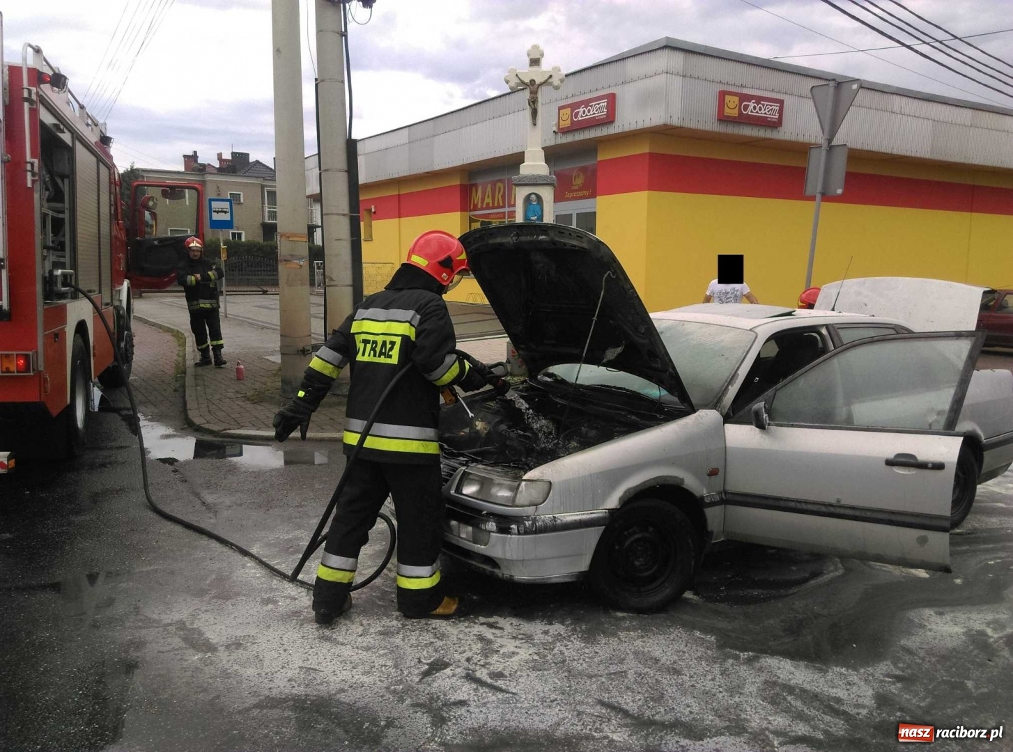 Zdjęcie w galerii na portalu naszraciborz.pl: Pożar passata na skrzyżowaniu Kozielskiej-Gdyńskiej. Całe zdarzenie nagrała kamera  wiadomości z regionu