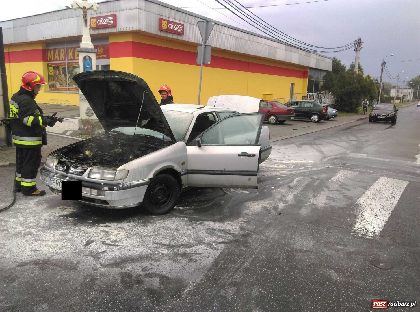 Zdjęcie w galerii na portalu naszraciborz.pl: Pożar passata na skrzyżowaniu Kozielskiej-Gdyńskiej. Całe zdarzenie nagrała kamera  wiadomości z regionu
