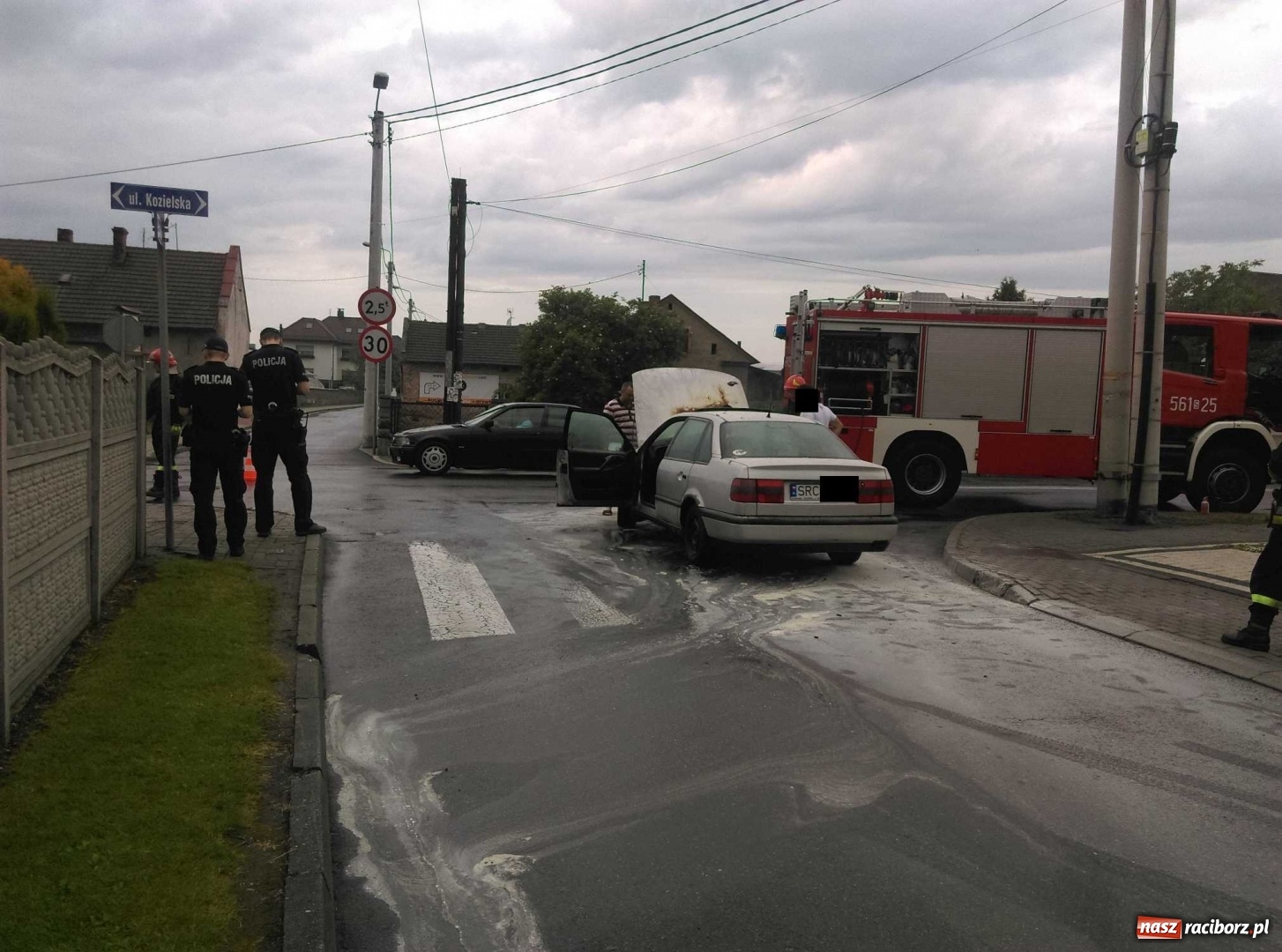 Zdjęcie w galerii na portalu naszraciborz.pl: Pożar passata na skrzyżowaniu Kozielskiej-Gdyńskiej. Całe zdarzenie nagrała kamera  wiadomości z regionu