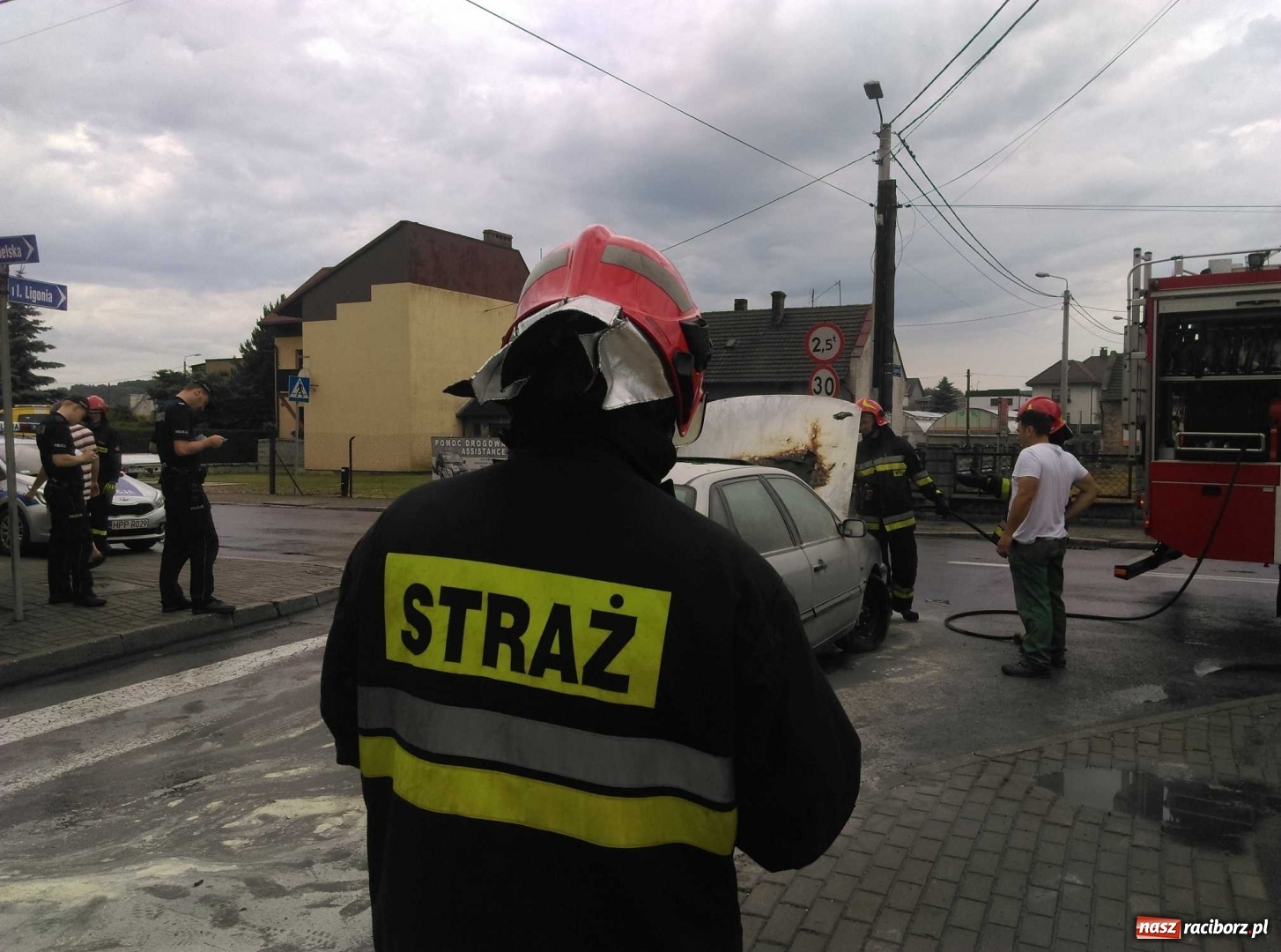 Zdjęcie w galerii na portalu naszraciborz.pl: Pożar passata na skrzyżowaniu Kozielskiej-Gdyńskiej. Całe zdarzenie nagrała kamera  wiadomości z regionu