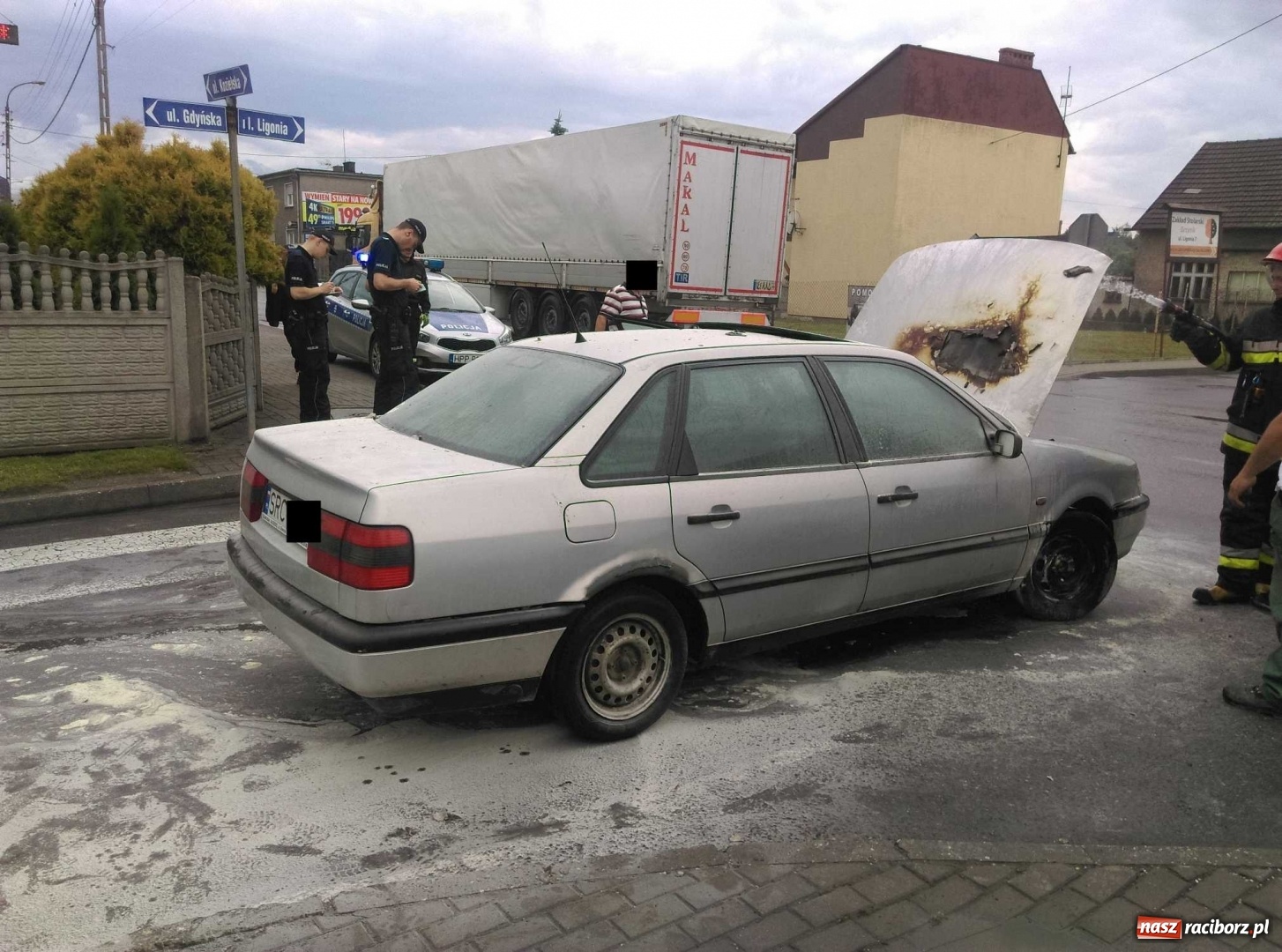 Zdjęcie w galerii na portalu naszraciborz.pl: Pożar passata na skrzyżowaniu Kozielskiej-Gdyńskiej. Całe zdarzenie nagrała kamera  wiadomości z regionu