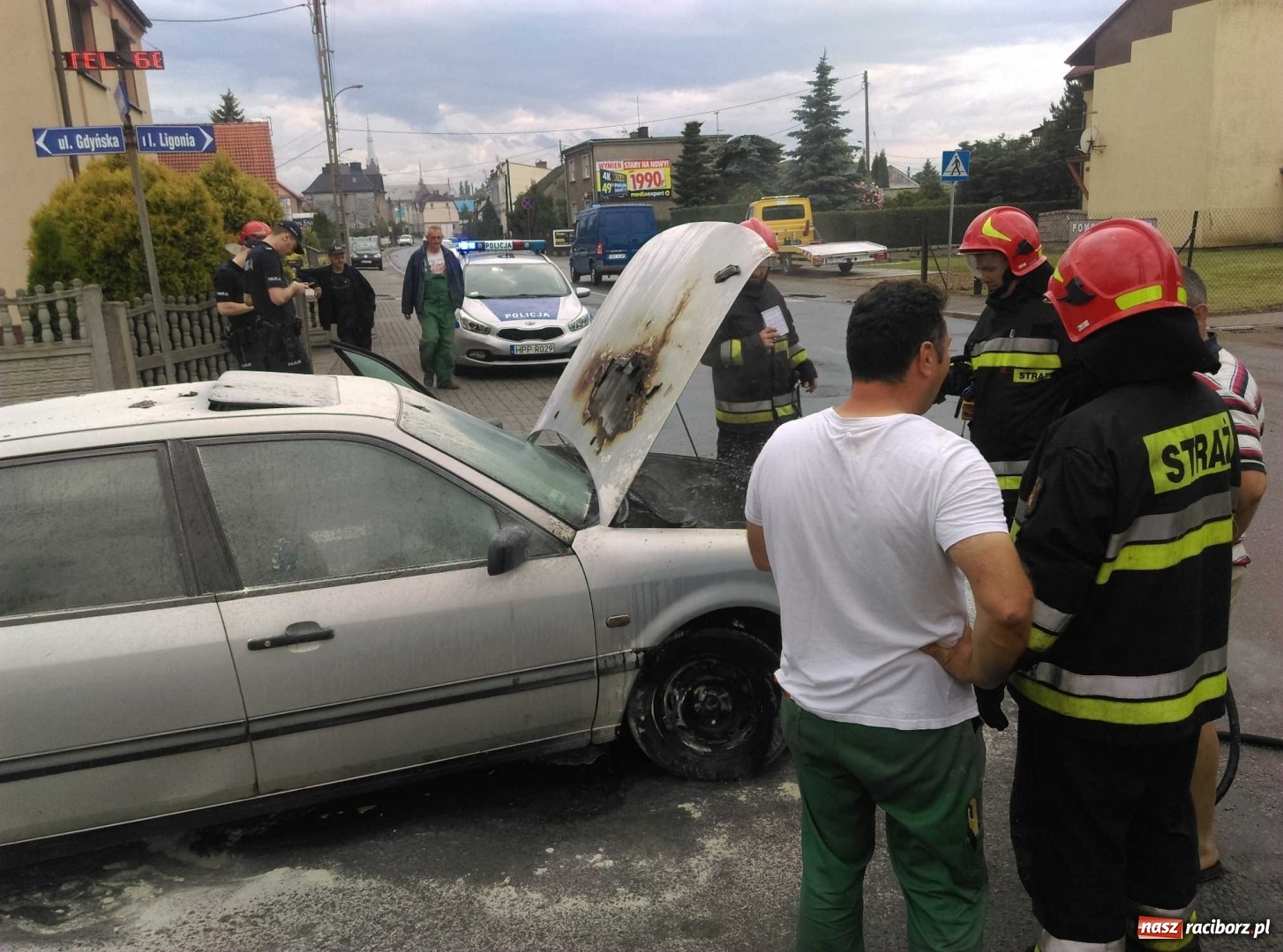Zdjęcie w galerii na portalu naszraciborz.pl: Pożar passata na skrzyżowaniu Kozielskiej-Gdyńskiej. Całe zdarzenie nagrała kamera  wiadomości z regionu