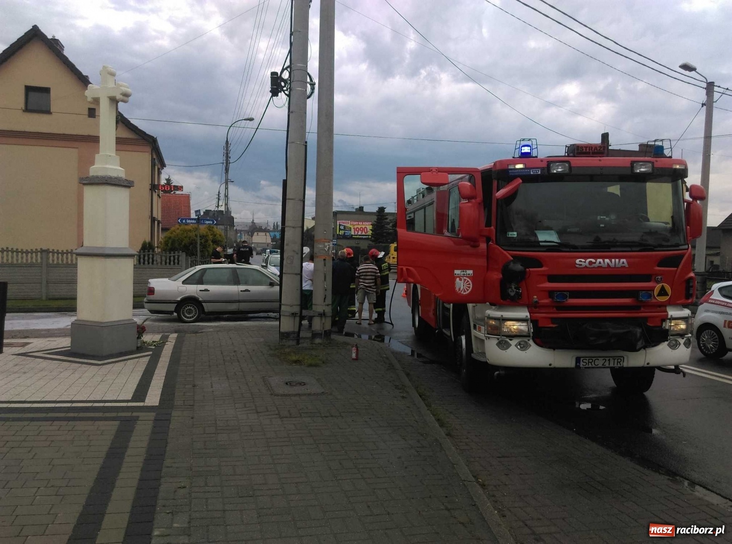 Zdjęcie w galerii na portalu naszraciborz.pl: Pożar passata na skrzyżowaniu Kozielskiej-Gdyńskiej. Całe zdarzenie nagrała kamera  wiadomości z regionu