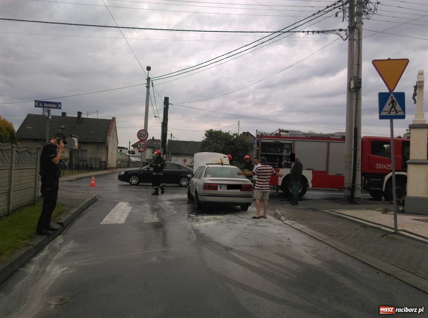 Zdjęcie w galerii na portalu naszraciborz.pl: Pożar passata na skrzyżowaniu Kozielskiej-Gdyńskiej. Całe zdarzenie nagrała kamera  wiadomości z regionu