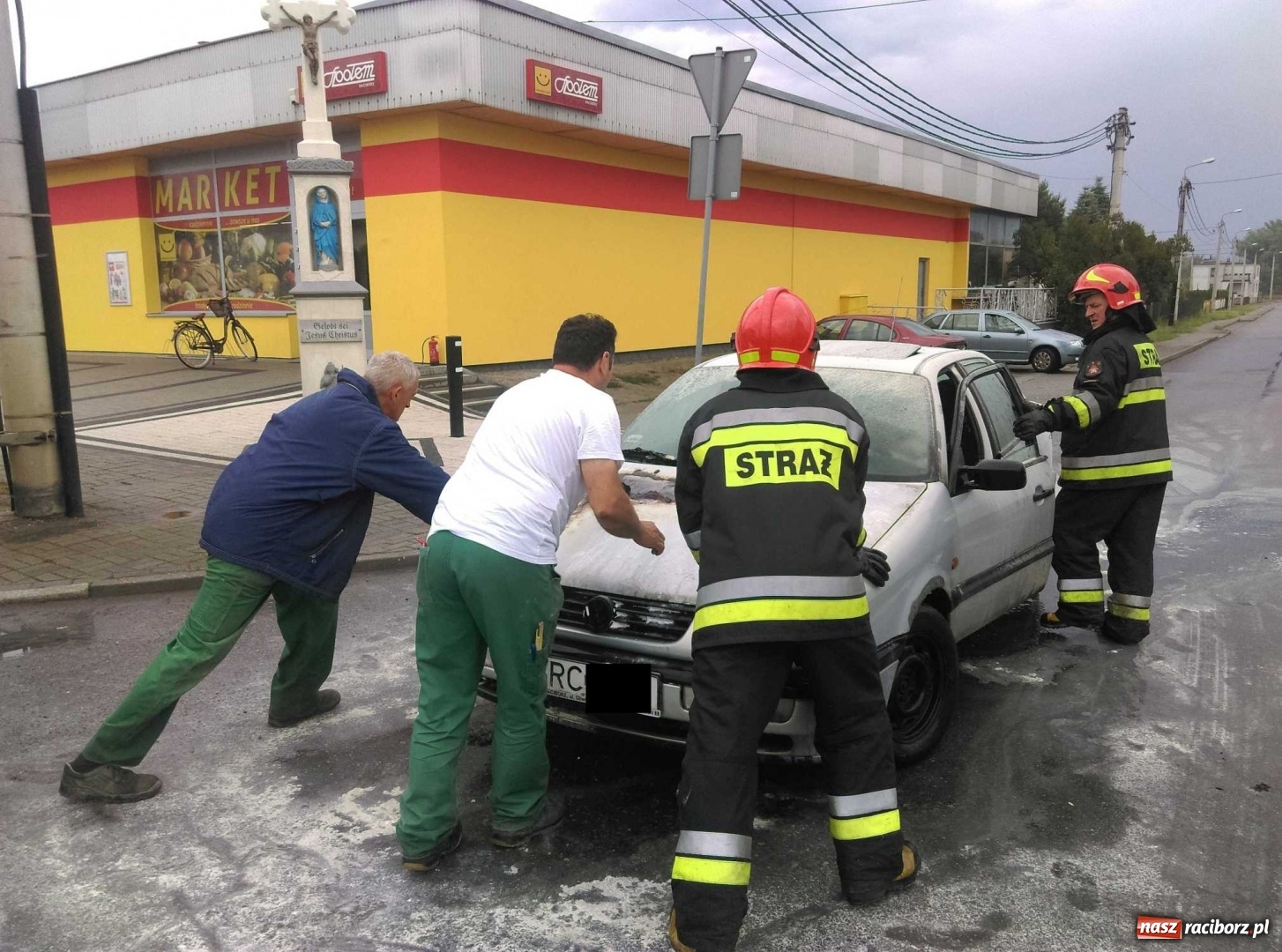 Zdjęcie w galerii na portalu naszraciborz.pl: Pożar passata na skrzyżowaniu Kozielskiej-Gdyńskiej. Całe zdarzenie nagrała kamera  wiadomości z regionu