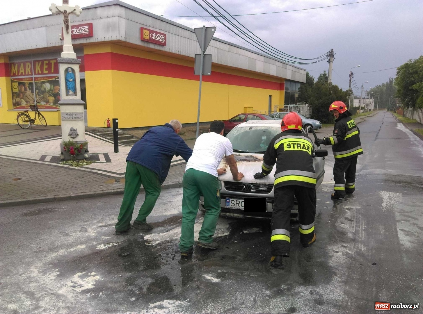 Zdjęcie w galerii na portalu naszraciborz.pl: Pożar passata na skrzyżowaniu Kozielskiej-Gdyńskiej. Całe zdarzenie nagrała kamera  wiadomości z regionu